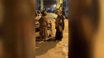 amigas mayores cantando a las tantas en Sevilla