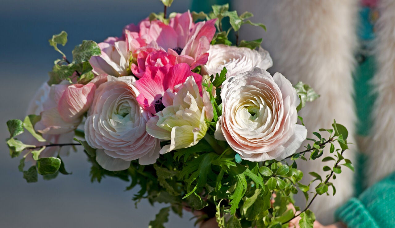 Imagen de archivo de un ramo de flores de una novia
