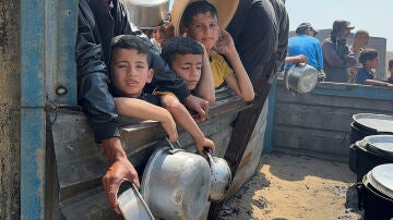 Niños aguardan ayuda humanitaria en Gaza, en una imagen de archivo