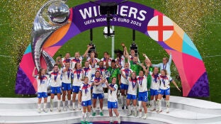 Inglaterra levantando la Eurocopa