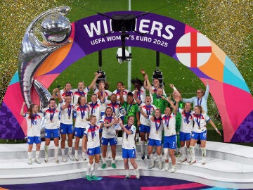 Inglaterra levantando la Eurocopa Inglaterra levantando la Eurocopa