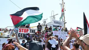217 / 5.000 Partidarios de Palestina saludan y vitorean al barco Handala de la Coalición de la Flotilla de la Libertad mientras parte hacia Gaza para ayudar a distribuir ayuda. 217 / 5.000 Partidarios de Palestina saludan y vitorean al barco Handala de la Coalición de la Flotilla de la Libertad mientras parte hacia Gaza para ayudar a distribuir ayuda.