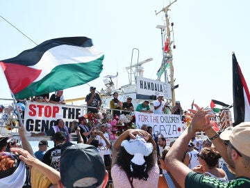  217 / 5.000 Partidarios de Palestina saludan y vitorean al barco Handala de la Coalición de la Flotilla de la Libertad mientras parte hacia Gaza para ayudar a distribuir ayuda.