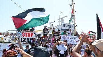  217 / 5.000 Partidarios de Palestina saludan y vitorean al barco Handala de la Coalición de la Flotilla de la Libertad mientras parte hacia Gaza para ayudar a distribuir ayuda.