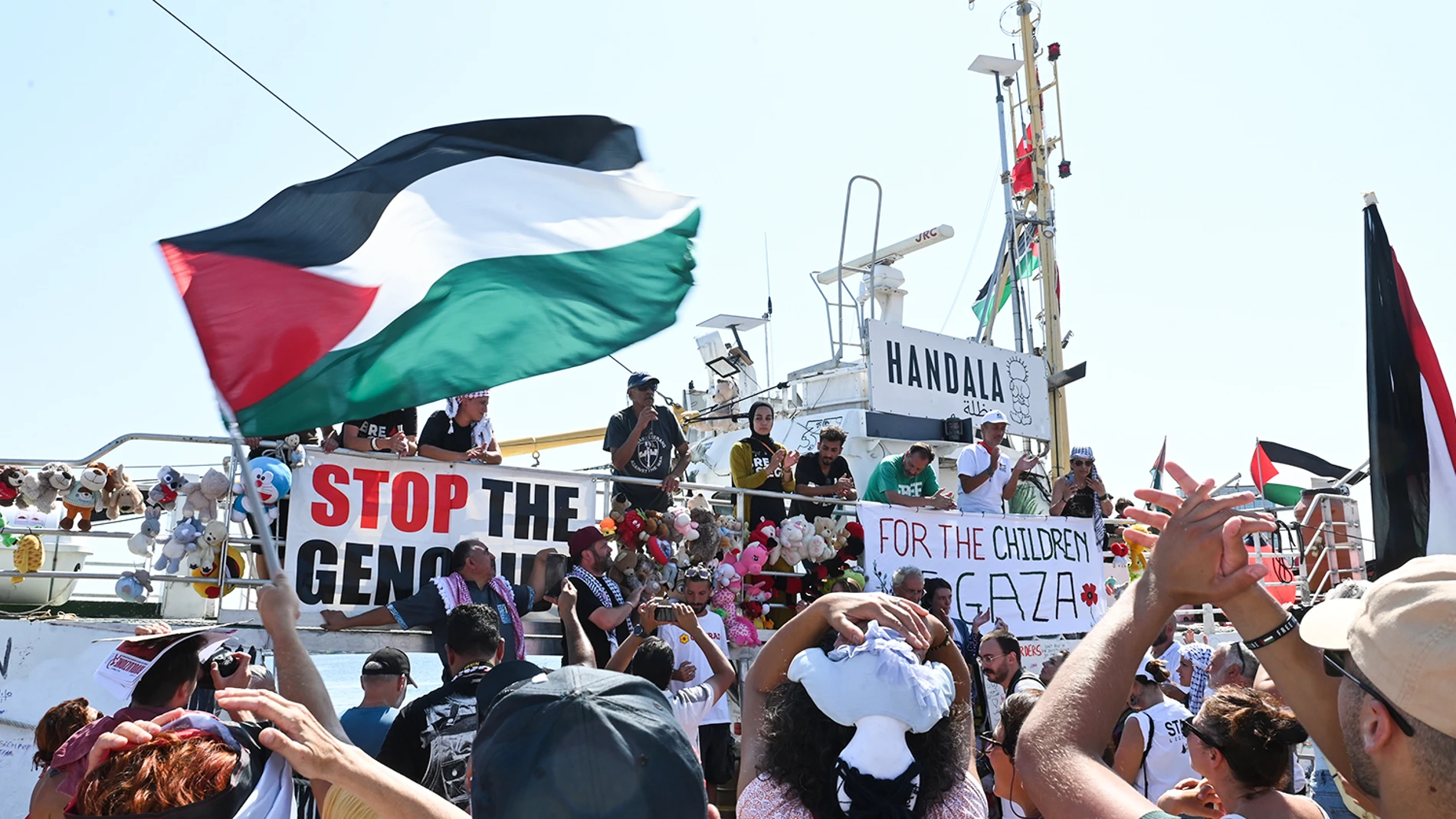 217 / 5.000 Partidarios de Palestina saludan y vitorean al barco Handala de la Coalición de la Flotilla de la Libertad mientras parte hacia Gaza para ayudar a distribuir ayuda. 217 / 5.000 Partidarios de Palestina saludan y vitorean al barco Handala de la Coalición de la Flotilla de la Libertad mientras parte hacia Gaza para ayudar a distribuir ayuda.
