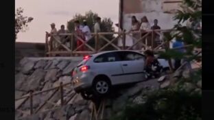 Instante captado por los asistentes en el que el coche se encuentra casi colgado
