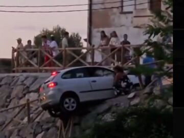 Instante captado por los asistentes en el que el coche se encuentra casi colgado