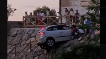 Instante captado por los asistentes en el que el coche se encuentra casi colgado