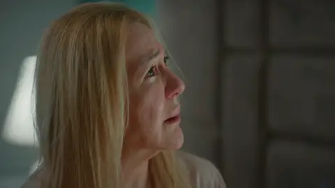Timur abre la puerta y casi descubre que toda su vida ha sido una mentira Timur abre la puerta y casi descubre que toda su vida ha sido una mentira