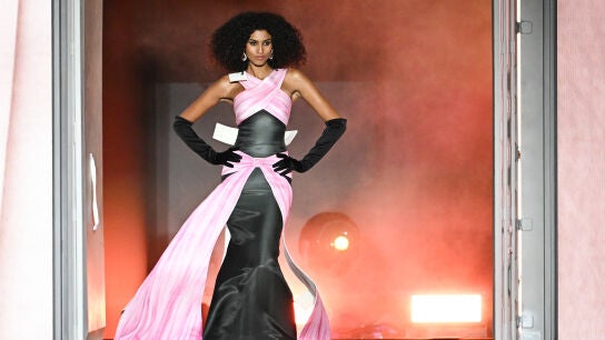 Imaan Hammam desfilando en 2022