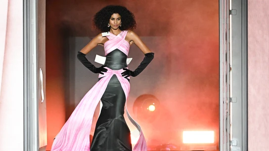 Imaan Hammam desfilando en 2022 Imaan Hammam desfilando en 2022