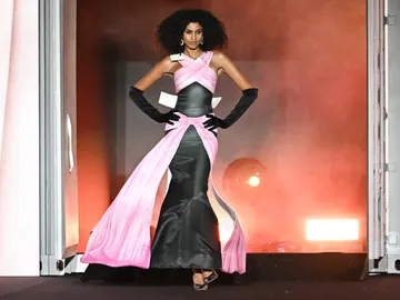 Imaan Hammam desfilando en 2022 Imaan Hammam desfilando en 2022