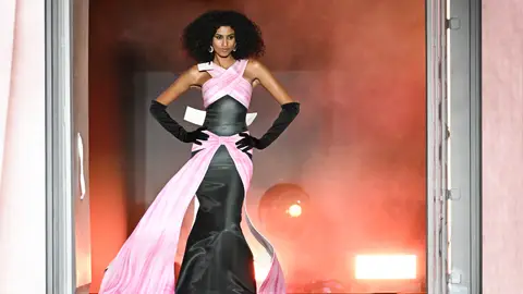 Imaan Hammam desfilando en 2022 Imaan Hammam desfilando en 2022