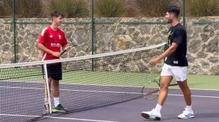 Carlos Alcaraz y su hermano menor Sergio durante un entrenamiento