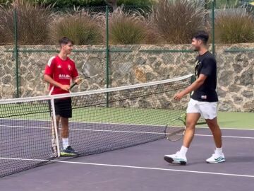 Carlos Alcaraz y su hermano menor Sergio durante un entrenamiento