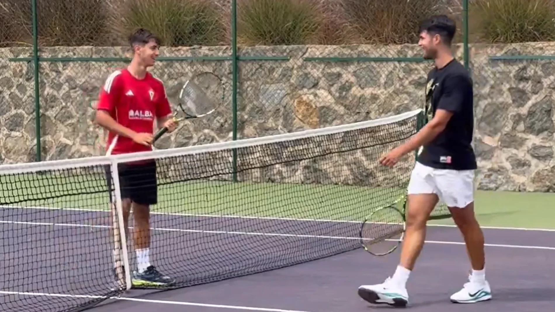 Carlos Alcaraz y su hermano menor Sergio durante un entrenamiento Carlos Alcaraz y su hermano menor Sergio durante un entrenamiento