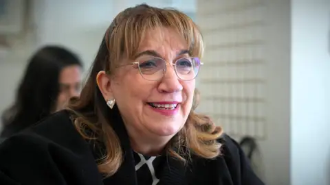 Uras estalla ante Efsun por criticar a Bahar y la pone en su sitio: "No permito que hables así de mi madre" Uras estalla ante Efsun por criticar a Bahar y la pone en su sitio: "No permito que hables así de mi madre"
