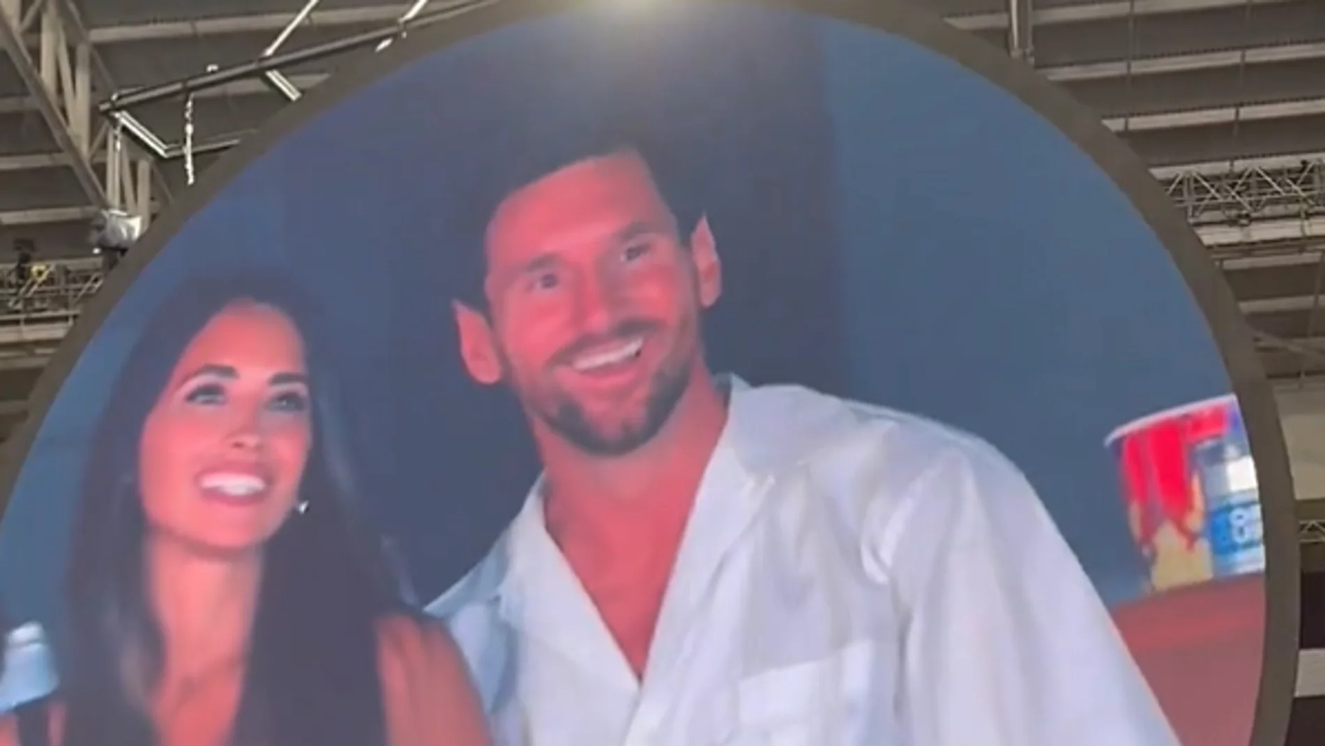 Messi y Antonella en la kiss cam de Coldplay Messi y Antonella en la kiss cam de Coldplay