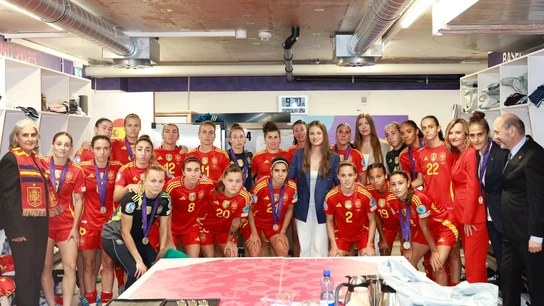 Leonor y Sofía con las jugadoras de la selección Leonor y Sofía con las jugadoras de la selección