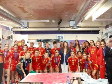 Leonor y Sofía con las jugadoras de la selección