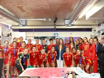 Leonor y Sofía con las jugadoras de la selección Leonor y Sofía con las jugadoras de la selección