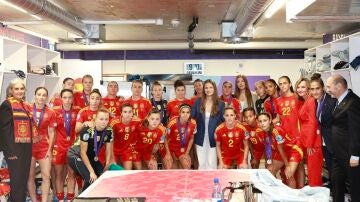 Leonor y Sof&iacute;a con las jugadoras de la selecci&oacute;n