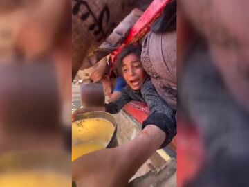 Niña desesperada pidiendo comida en Gaza