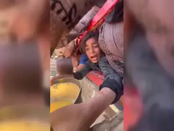 Niña desesperada pidiendo comida en Gaza Niña desesperada pidiendo comida en Gaza