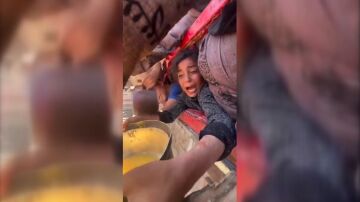 Niña desesperada pidiendo comida en Gaza