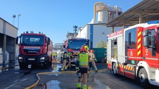 Sucesos-Se levanta el confinamiento de la poblaci&oacute;n tras evoluci&oacute;n favorable del incendio en Zuera (Zaragoza)