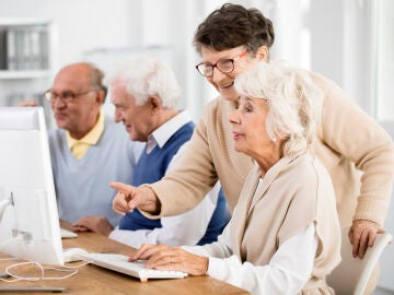 Ancianos aprendiendo nuevas tecnologías