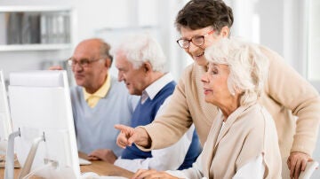 Ancianos aprendiendo nuevas tecnologías