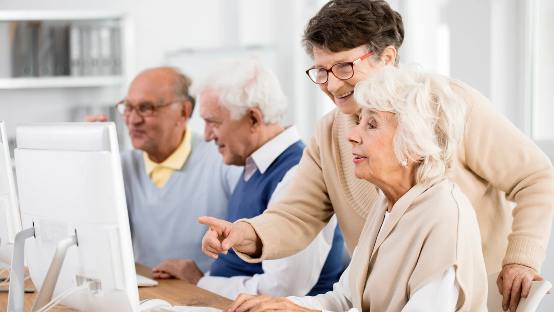 Ancianos aprendiendo nuevas tecnologías Ancianos aprendiendo nuevas tecnologías