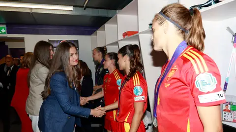 La princesa Leonor y la infanta Sofía en los vestuarios de la Selección Española Femenina de Fútbol La princesa Leonor y la infanta Sofía en los vestuarios de la Selección Española Femenina de Fútbol