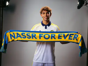Joao Félix posa con la bufanda del Al Nassr Joao Félix posa con la bufanda del Al Nassr