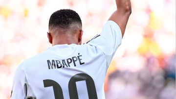 Kylian Mbappé con el número 10 