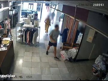 El vídeo que desmonta la versión de los hijos el comerciante muerto en Murcia: la agresión fue directa y sin discusión