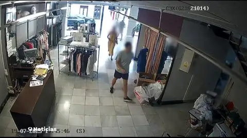 El vídeo que desmonta la versión de los hijos el comerciante muerto en Murcia: la agresión fue directa y sin discusión El vídeo que desmonta la versión de los hijos el comerciante muerto en Murcia: la agresión fue directa y sin discusión