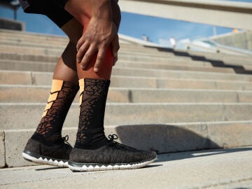 Deportista con molestia en el gemelo