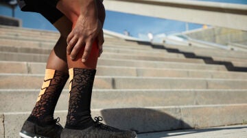 Deportista con molestia en el gemelo