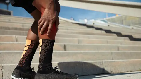 Deportista con molestia en el gemelo Deportista con molestia en el gemelo