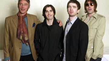 Los músicos británicos Noel (centro derecha) y Liam Gallagher (derecha), Kelly Jones (centro izquierda) y Paul Weller (izquierda)