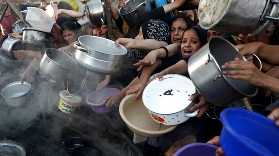 O.Próximo.- Organizaciones internacionales alertan de la agudización del hambre en la Franja de Gaza BEIJING, July 22, 2025 -- Palestinians wait to receive food in the Al-Rimal neighborhood of central Gaza City, on July 20, 2025. The total death toll of hunger in Gaza since March has reached 86, including 76 children, the Gaza-based health authorities said Sunday. Europa Press/Contacto/Rizek Abdeljawad 20/07/2025 ONLY FOR USE IN SPAIN