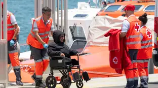 Una mujer sin piernas, entre los inmigrantes llegados en la última patera rescatada en Canarias Una mujer sin piernas, entre los inmigrantes llegados en la última patera rescatada en Canarias
