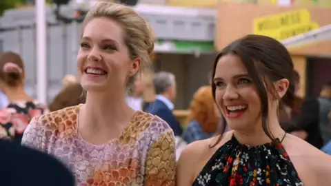 Meghan Fahy y Katie Stevens en The Bold Type Meghan Fahy y Katie Stevens en The Bold Type