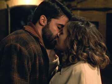 &iexcl;Momento rom&aacute;ntico! Ra&uacute;l y Claudia se besan tras su primera cita