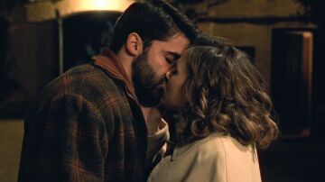 ¡Momento romántico! Raúl y Claudia se besan tras su primera cita