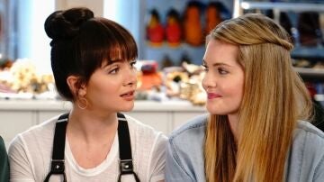 Meghan Fahy y Katie Stevens en The Bold Type