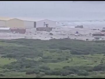 Vídeo El momento en el que los tsunamis comienzan a azotar diferentes países tras el terremoto