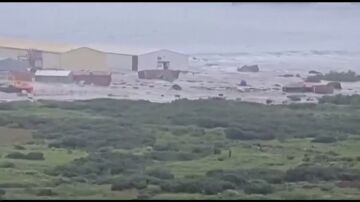 Vídeo El momento en el que los tsunamis comienzan a azotar diferentes países tras el terremoto